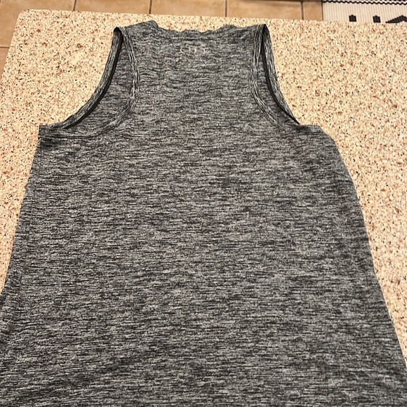 🖤Heathered Gray Under Armour Tank💪🏻 - Picture 3 of 5